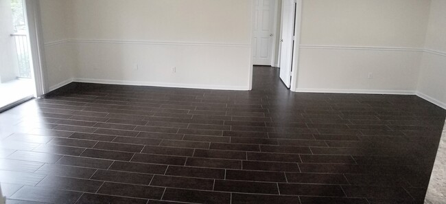 Building Photo - Gorgeous Remodeled 2/2 Floors Condo For Re...