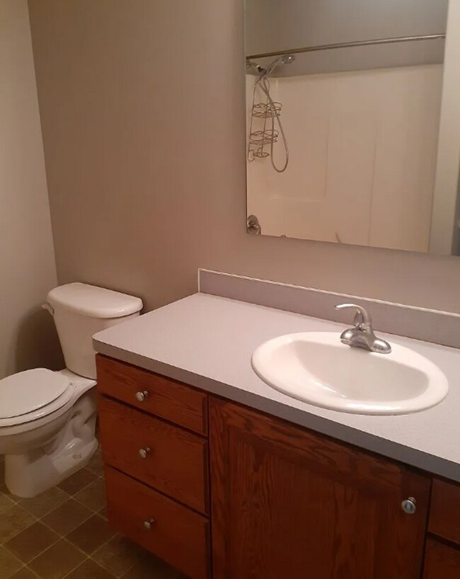 Building Photo - 2 Bed 1 Bath Apartment at Delmar Condominiums in Sugar City!