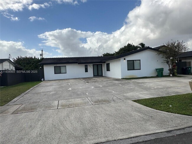 Building Photo - 2832 SW 124th Ct