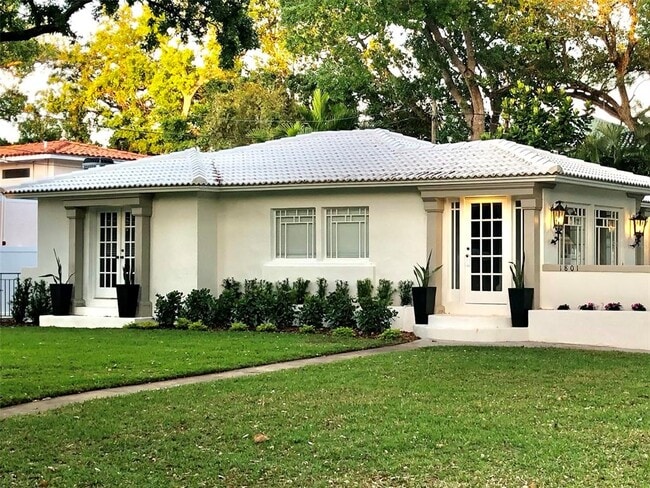 Building Photo - 1801 Beach Dr NE