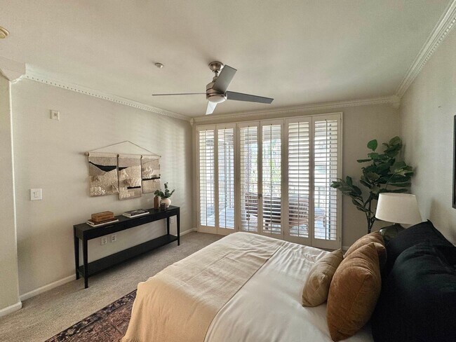 Building Photo - Gorgeous 3 Bed, 2 Bath Unit with Ocean Views