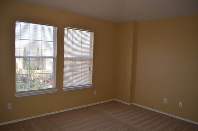 Building Photo - HUGE 5 BEDROOM HOME IN SAVANNAH HEIGHTS!