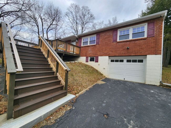 Building Photo - 3-Bedroom Home for Rent - Poughkeepsie