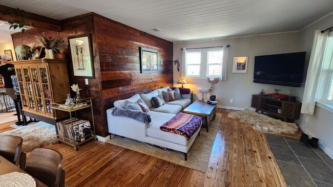 Building Photo - Cozy Craftsman style home!