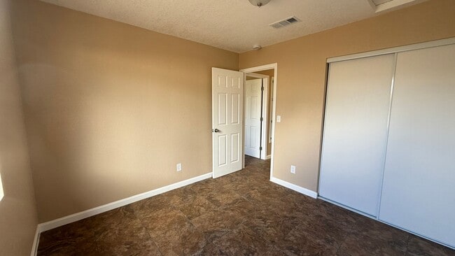 Building Photo - Three Bedroom Two Bathroom Apartment in San Bernardino!