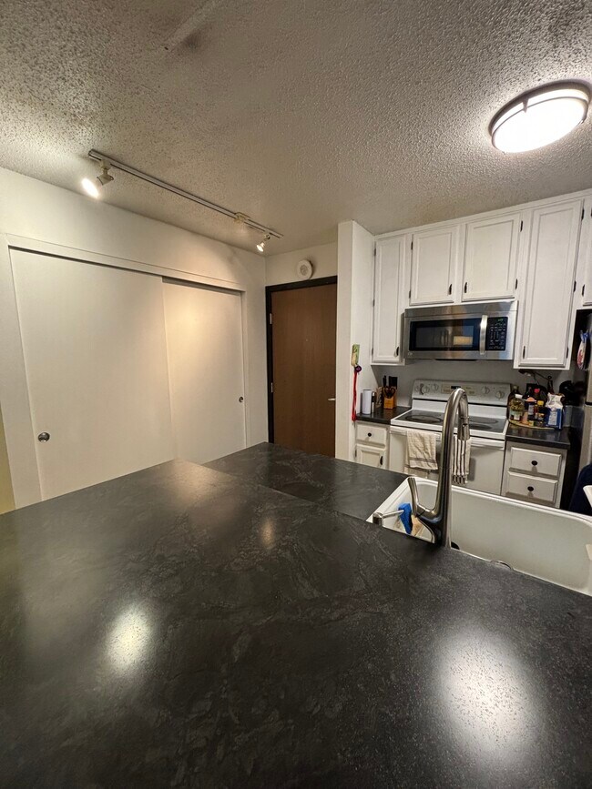 Kitchen - 433 S 7th St