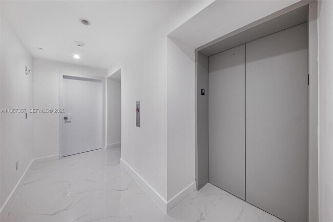 Building Photo - 700 NE 24th St