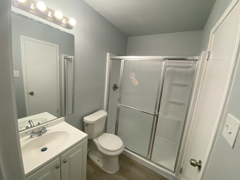 Full size bathroom 1 - 10621 Starcrest Dr