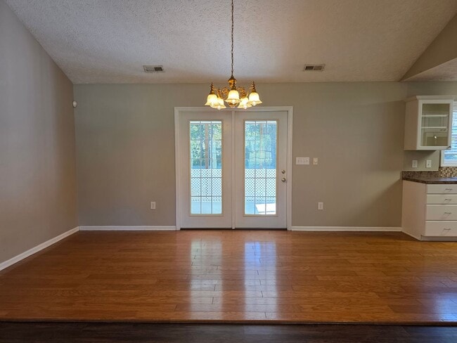 Building Photo - 345 Farina Dr