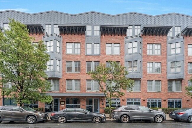 Building Photo - 727 Monroe St