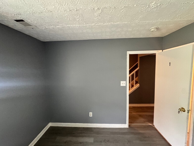 Building Photo - Room in Apartment on River Park Dr