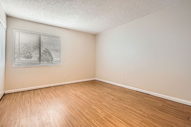 Building Photo - Spacious 1,177 sq ft 3-Bed / 2-Bath Condo ...