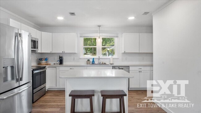 Building Photo - Gorgeous Waterfront Property with 4 Bedroo...