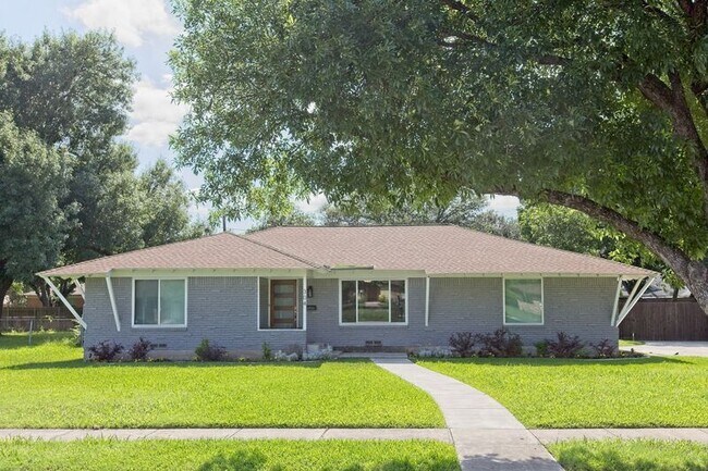 Primary Photo - 304 S Grove Rd