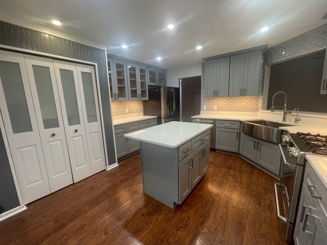 Building Photo - Beautiful home in Riverwalk