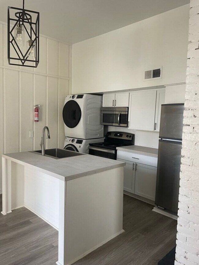 Building Photo - 2bd/1ba with New Appliances Near Campus Located on Oak St. Text 510-631-1171 for more info!