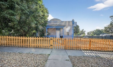 Building Photo - Charming half duplex in Sloane's Lake