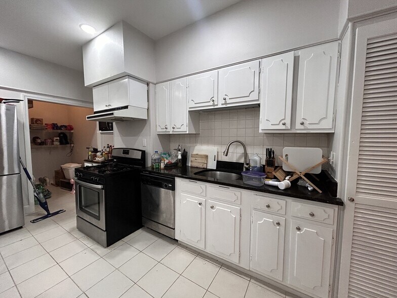 Building Photo - 26 Mystic St