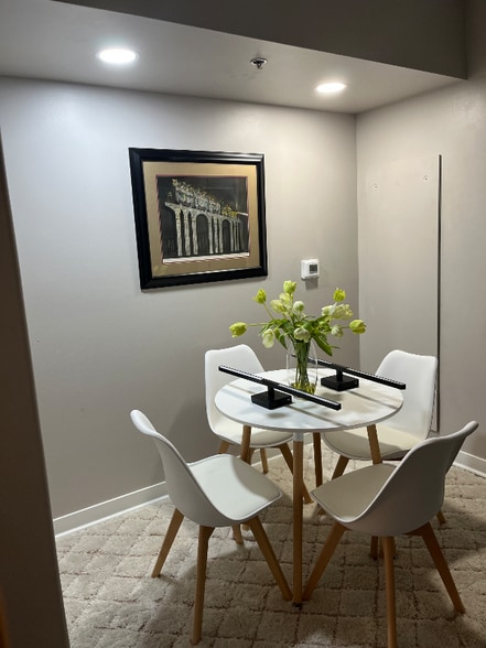 Building Photo - 425 W Beech St