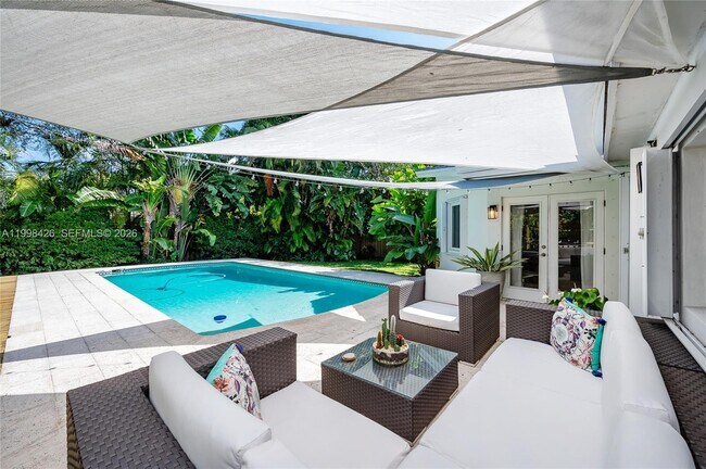 Building Photo - 1003 NE 118th St