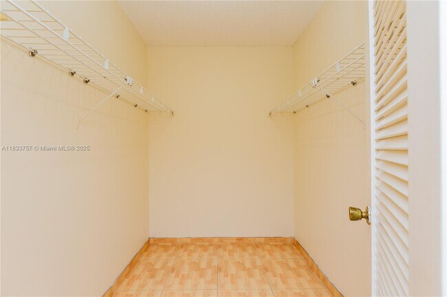 Building Photo - 1055 NW 83rd Ave
