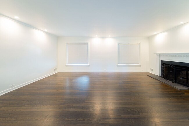 Building Photo - Newly Remodel Home in West Hills!