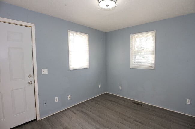 Building Photo - 037