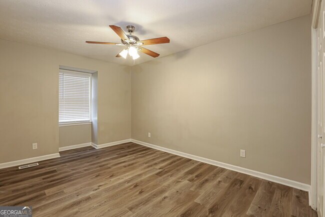 Building Photo - 1398 Lakeview Pkwy