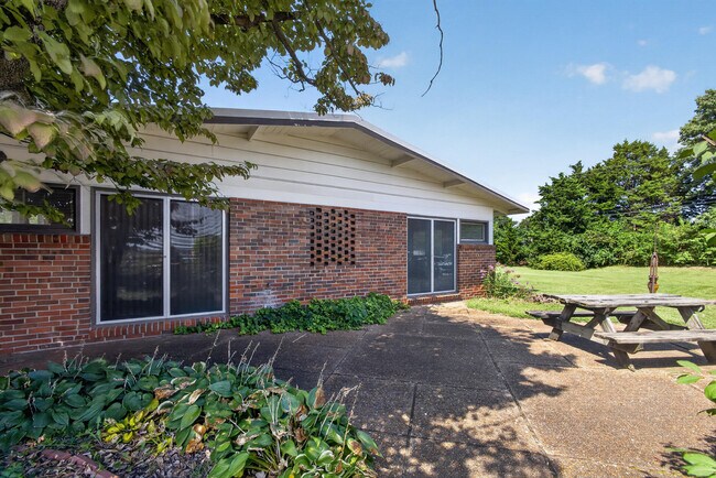 Building Photo - 2205 Country Club Dr
