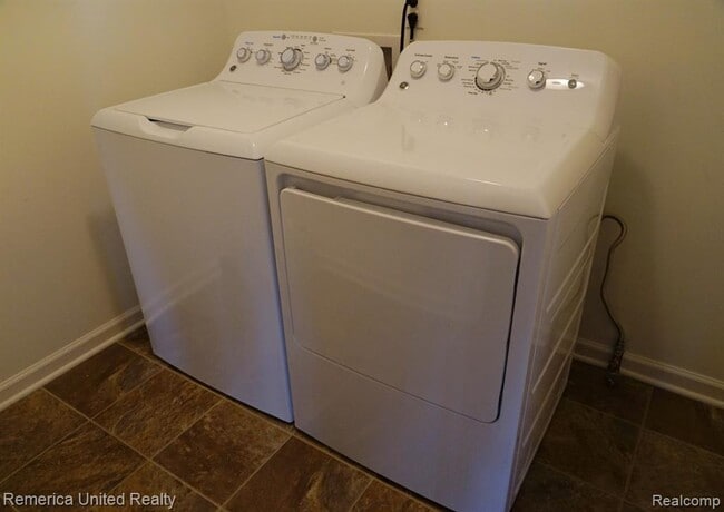 Building Photo - 4287 Cloverlane Dr