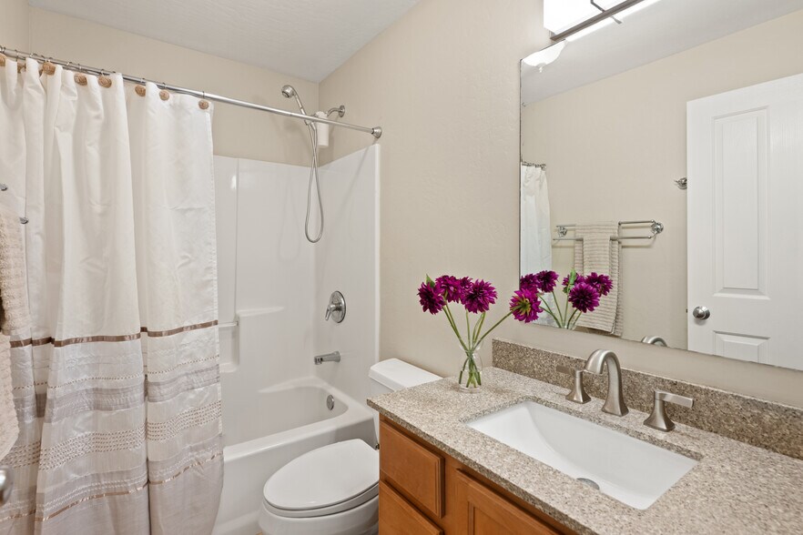 Building Photo - 512 Lakeside Dr