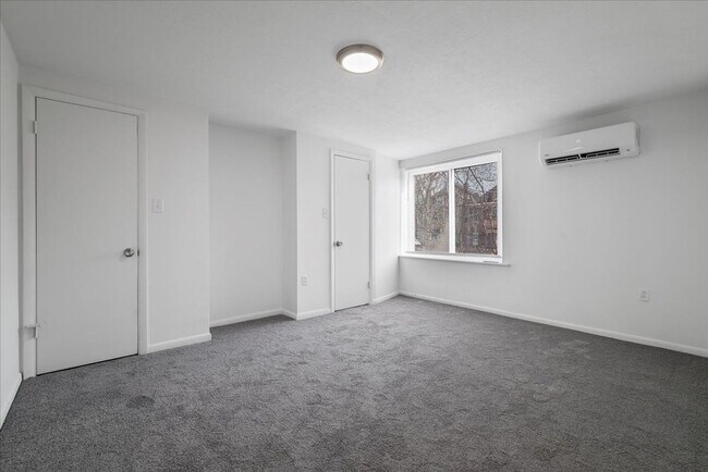 Building Photo - 612 N St Clair St