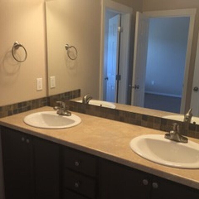 Building Photo - Charming 3 Bedroom Home in SE Bend with Spacious Backyard!