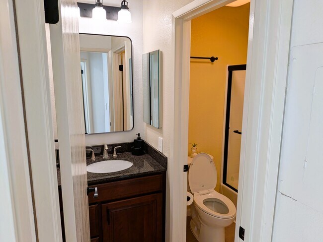 Building Photo - 2709 Oak Rd