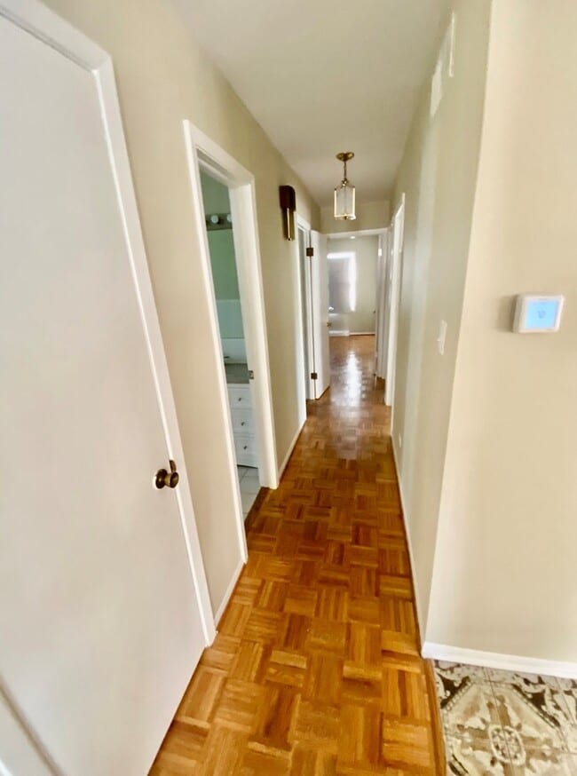 Building Photo - 1119 Crest Ln