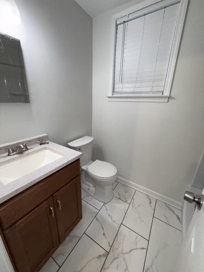 Building Photo - 212 Romney St