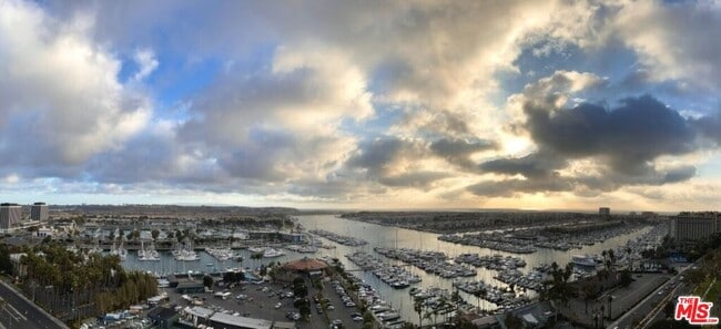 Building Photo - 13700 Marina Pointe Dr