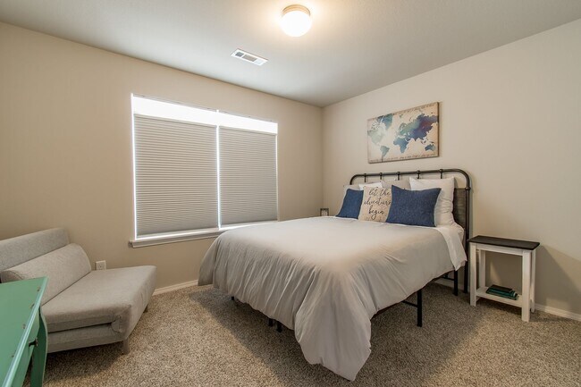 Building Photo - Well-Kept 4-bedroom 2 bath Home in Lowell! GREAT Location!