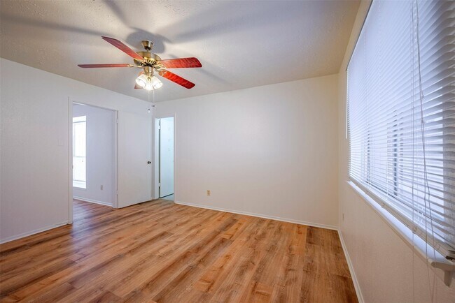 Building Photo - 10906 Maple Rock Dr