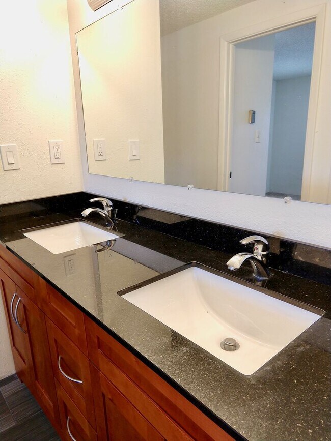 Building Photo - Updated 3 Bedroom Condo in the Wimbledon NOW AVAILABLE