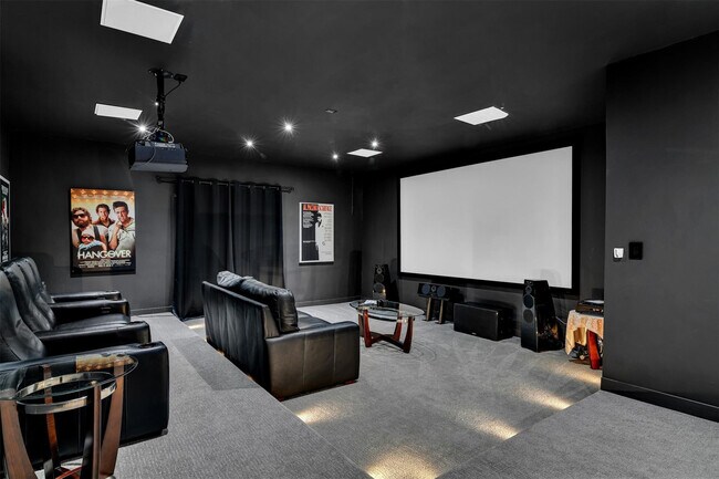 Building Photo - 319 S Riverside Dr