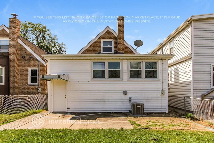 Building Photo - 6042 W Bryn Mawr Ave
