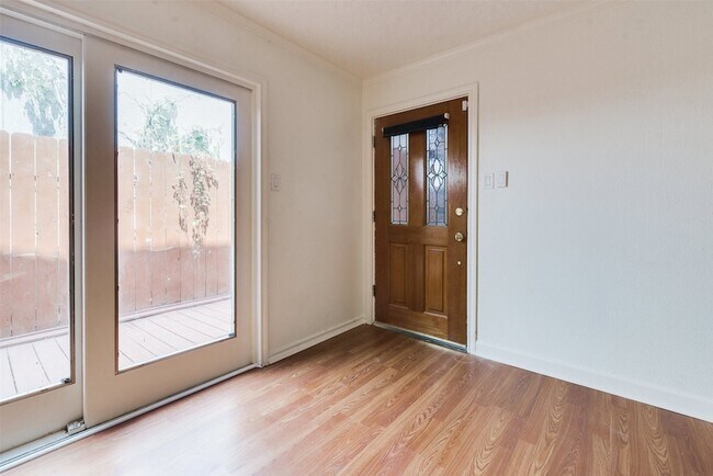Building Photo - 2229 Mimosa Dr
