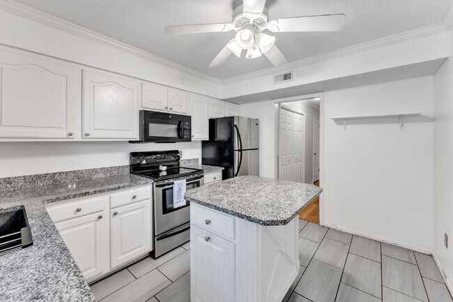 Building Photo - Beautiful 3 Bedroom 2.5 Bathroom Condo in Prime Taylors Location $1,625/mo rent