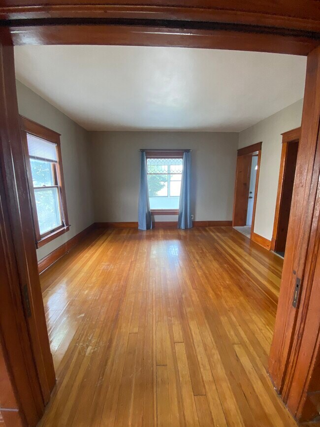 Building Photo - 413 6th St