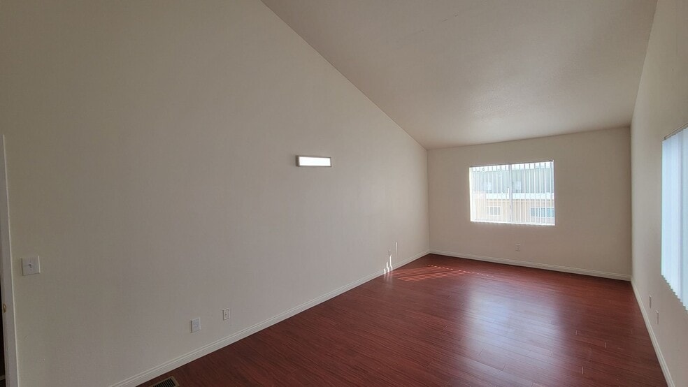 Building Photo - 5245 Riverton Ave