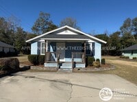 Building Photo - Freshly Renovated 3-Bedroom with Screened Porch
