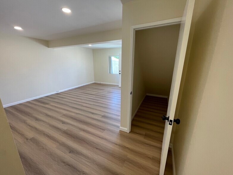 Building Photo - 8645 Mellmanor Drive