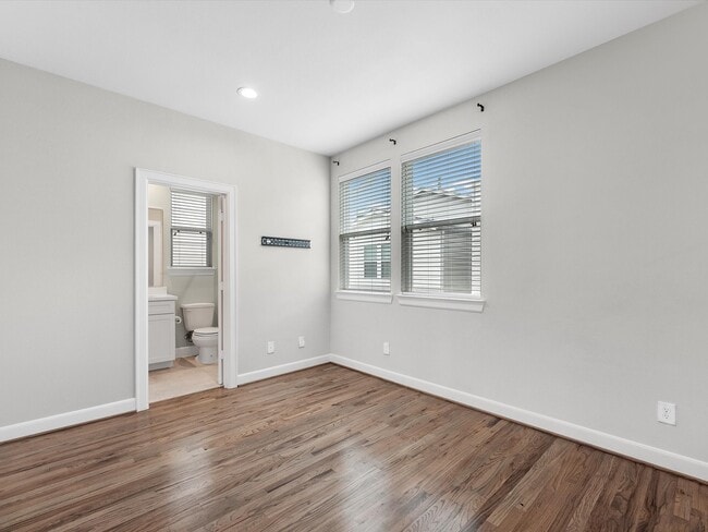 Building Photo - 2727 Clinton Dr