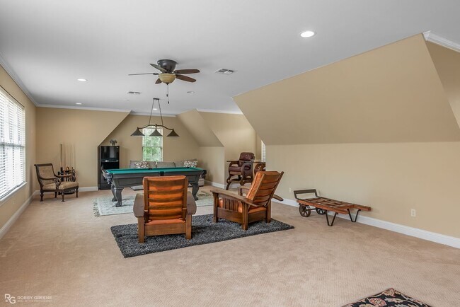 Building Photo - Beautiful Home on the Red River....